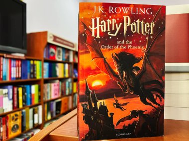 Lviv, Ukrayna - 20 Şubat 2025: Harry Potter 'ın ön kapağı ve Phoenix Nişanı kitapçıda sergileniyor.