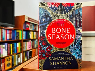Lviv, Ukrayna - 20 Şubat 2025 Samantha Shannon 'ın The Bone Season adlı kitabını bir kitapçıda gösterme