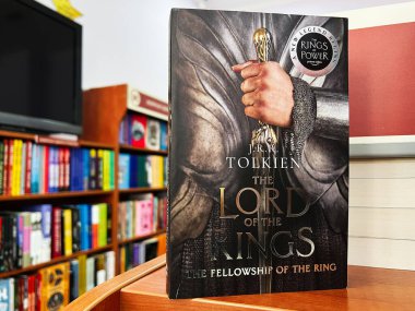 Lviv, Ukrayna - 20 Şubat 2025: Yüzüklerin Efendisi. J.R.R. 'ın kapağı. Tolkien 'in kitabı, Yüzük Kardeşliği, bir kütüphanede..