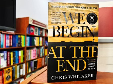 Lviv, Ukrayna - 20 Şubat 2025: Chris Whitaker 'ın kitapçıdaki rafta yazdığı 