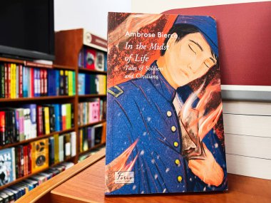 Lviv, Ukrayna - 20 Şubat 2025: Ambrose Bierce 'nin' Hayatın Ortasında 'kitabının ahşap raftaki kapağı