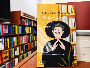Lviv, Ukrayna - 20 Şubat 2025: Chesterton 'un renkli illüstrasyon kitabı kapağı, diğer kitaplarla birlikte bir kitapçıda sergilendi.