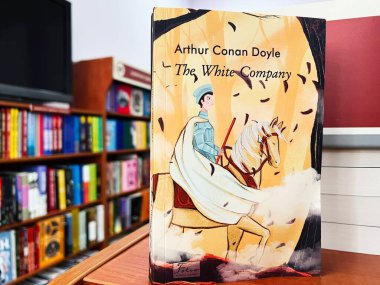 Lviv, Ukrayna - 20 Şubat 2025: Arthur Conan Doyle 'un Beyaz Şirket' i iyi aydınlatılmış bir kütüphane ortamında sergilendi