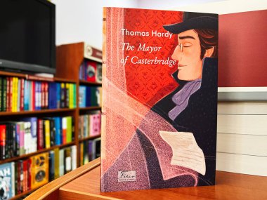 Lviv, Ukrayna - 20 Şubat 2025: Thomas Hardy 'nin yazdığı Casterbridge Belediye Başkanı kitabı bir kitapçıda sergilendi