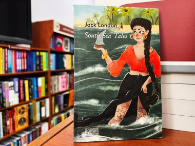 Lviv, Ukrayna - 20 Şubat 2025: Jack London 'ın Güney Denizi Hikayeleri' nin kitap kapağı illüstrasyonu bir kitapçıda sergilendi.