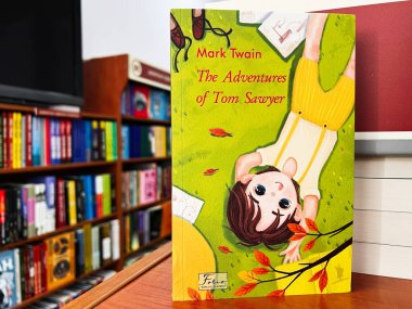 Lviv, Ukrayna - 20 Şubat 2025: Mark Twain tarafından bir kütüphanede sergilenen Tom Sawyer 'ın Maceraları' nın ön kapağı.