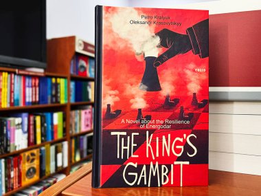 Lviv, Ukrayna - 20 Şubat 2025: Petro Kraliuk ve Oleksandr Krasovytskyy 'nin Kral Gambiti bir kütüphanede sergilendi.