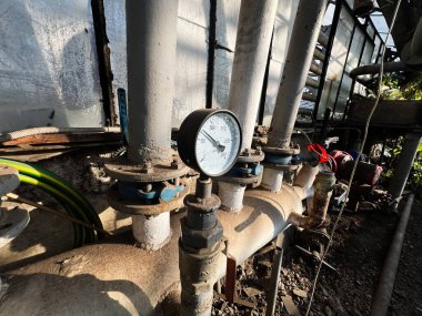 Endüstriyel sera ortamında basınç göstergesi izleme boru hattı sistemleri