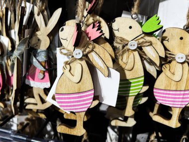 Çizgili detaylarla el yapımı ahşap tavşan süslemeleri, neşeli ve şenlikli bir tasarım.