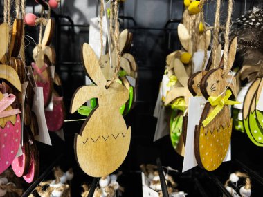 Renkli desenli ahşap tavşan ve yumurta süslemeleri, Paskalya dekorasyonu için mükemmel.