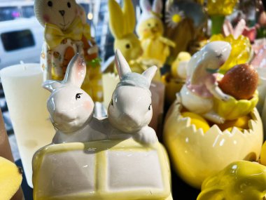 Seramik tavşan süslemeleri neşeli Paskalya ve bahar temalı parlak renklerle çevrili.