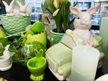 Porselen tavşanların ve canlı yeşil dekor aksanlarının yer aldığı şenlikli Paskalya düzenlemesi