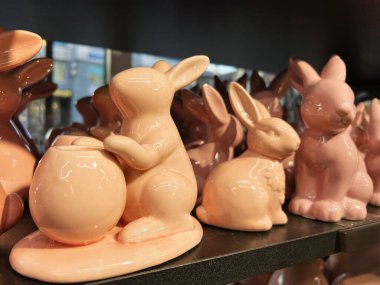 Rafta duran pembe seramik tavşan heykelcikleri, ev ya da şenlikli dekorasyon için mükemmel.