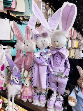 Mor elbiseli sevimli tavşancıklar neşeli bir mağazada sergilenecek..
