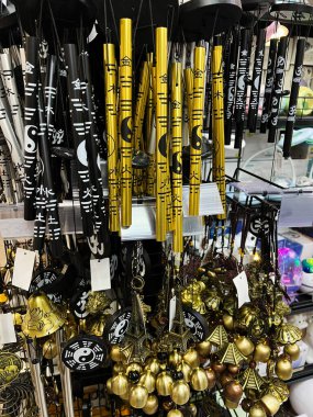 Dekoratif feng shui çanları ve çanlar sembolleri ve kültürel öğeleri sergiliyor.