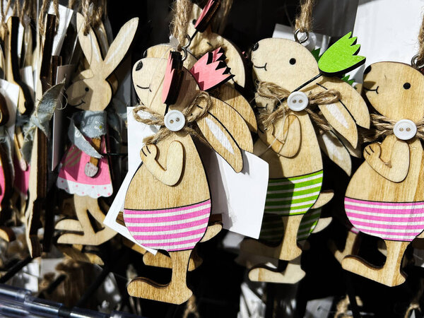 Ручной деревянный кролик украшения с полосатыми деталями, радостный и праздничный дизайн