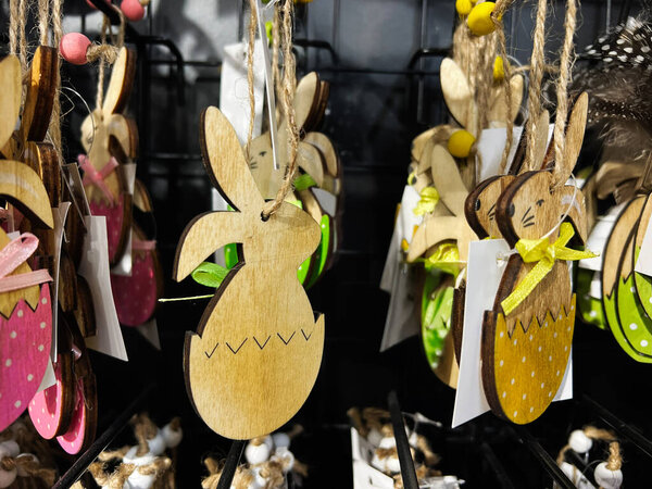 Очаровательные деревянные украшения из кролика и яиц в цветных узорах, идеально подходящие для пасхального убранства