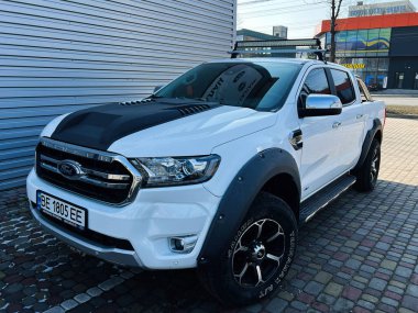 Kyiv, Ukrayna - 26 Şubat 2025: Özel detay taşıyan Ford Ranger Raptor kamyonu tuğladan döşenmiş bir alana park etti.