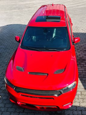 Kyiv, Ukrayna - 26 Şubat 2025: Kırmızı Dodge Durango R / T 5.7 SUV Yukarıdan kaldırımlı bir arka planda tasarım ayrıntıları görüntülendi