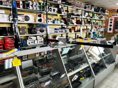 Kyiv, Ukrayna - 26 Şubat 2025: Raflarda düzgünce sergilenen çeşitli ses ekipmanlarının yer aldığı araba ses dükkanı iç mimarisi.