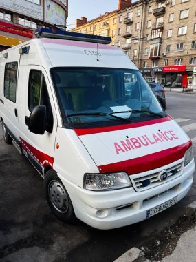Kyiv, Ukrayna - 26 Şubat 2025: Beyaz Fiat ambulans aracı açık hava sırasında yakalandı.