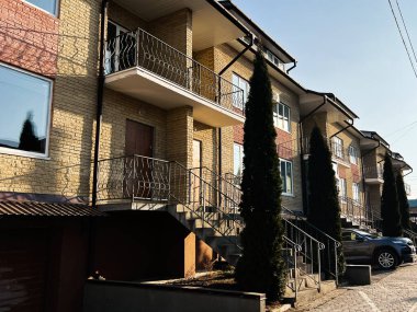 Klenovi Hai, Ukrayna - 27 Şubat 2025: Balkonlar, merdivenler ve düzenli çevreler de dahil olmak üzere modern mimariye sahip şehir evleri