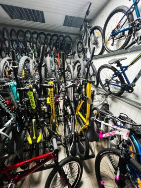 Kyiv, Ukrayna - 27 Şubat 2025: Bir depoda yığılmış sayısız bisiklet çeşitli model ve renkleri gösteriyor.