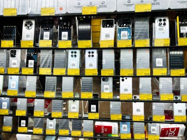 Kyiv, Ukrayna - 27 Şubat 2025: Bir elektronik mağazasında raflarda belirgin şekilde sergilenen çeşitli akıllı telefon modelleri