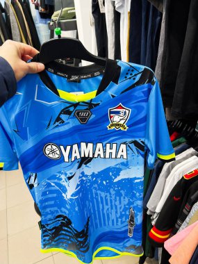 Kyiv, Ukrayna - 27 Şubat 2025: Blue sports Thailand 90 MINUTES takım forması bir mağazadaki askıda sergilenen kalın markalı