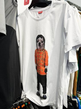 Kyiv, Ukrayna - 27 Şubat 2025: Şık giyinmiş bir köpeğin eşsiz bir resminin yer aldığı beyaz tişört.