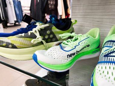 Kyiv, Ukrayna - 27 Şubat 2025: Parlak atletik koşu Yeni Denge ayakkabıları perakende satış mağazasında sergileniyor