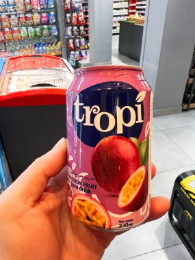 Kyiv, Ukrayna - 27 Şubat 2025: Çerez rafları arka planda bulunan bir mağazada tutkulu meyve suyu içeceği satılabilir.