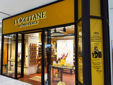 Londra, İngiltere - 02 Mart 2025: Sarı tasarım ve cilt ürünleri içeren L 'Occitane en Provence mağazası
