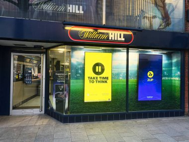 Londra, İngiltere - 2 Mart 2025: William Hill 'in sokak manzarası vitrinde reklamları gösteren bahisler