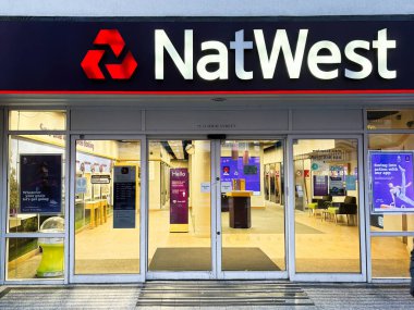 Londra, İngiltere - 02 Mart 2025: Çağdaş NatWest Bankası mağaza önü, parlak ışıklı bir tabela ve iç aydınlatma davetkar