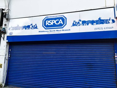 Londra, İngiltere - 02 Mart 2025: Hayvanlara Zulmü Önleme Kraliyet Derneği. Üzerinde RSPCA işareti ve hayvan çizimleri olan kapalı mavi paten kapağı
