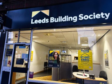 Londra, İngiltere - 02 Mart 2025: Leeds İnşaat Toplumu şubesinin posterleri ve iç ayrıntıları sergilenen ön görüntüsü