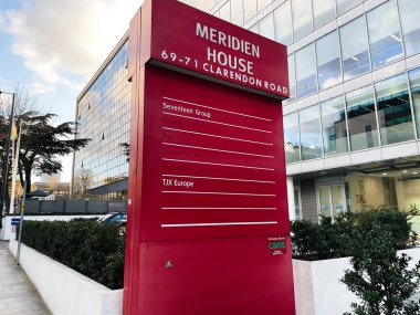 Londra, İngiltere - 02 Mart 2025: Detaylı şirket bilgi levhası olan bir Meridian House ticari binasının dış görünümü