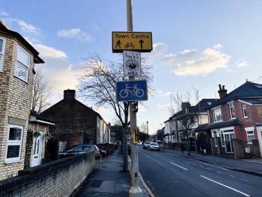 Londra, İngiltere - 02 Mart 2025: Şehir merkezi ve bisiklet yolu tabelalarının yer aldığı yerleşim yeri mahalle izleme alanı caddesi açık bir gökyüzü altında.