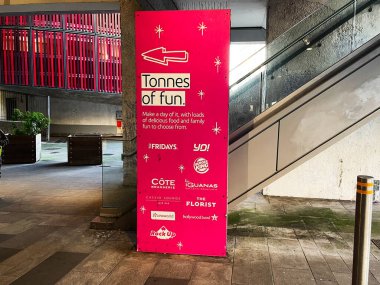 Londra, İngiltere - 02 Mart 2025: Ailelerin dostça eğlenmesi için yemek ve eğlence mağazaları