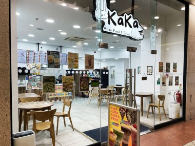 Londra, İngiltere - 02 Mart 2025: Masaları, sandalyeleri, tanıtım posterleri ve davetkar bir atmosferi olan modern Kaka Asya restoranı içi