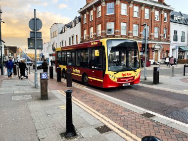 Londra, İngiltere - 02 Mart 2025: Şehir merkezi otobanından gün batımında geçen otobüs servisi