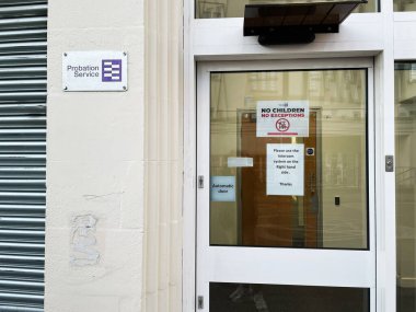Londra, İngiltere - 02 Mart 2025: İç haberleşme talimatları ile şartlı tahliye hizmetleri binasının giriş ve imzası