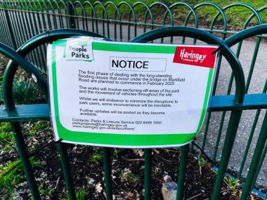 Londra, İngiltere - 02 Mart 2025: Londra 'daki bir halk parkında planlanan sel yönetimini tartışan resmi tabela.