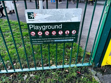 Londra, İngiltere - 02 Mart 2025: Açık hava çocuk parkı girişi ziyaretçiler için kurallar ve düzenlemeler içeren bir tabela içeriyor