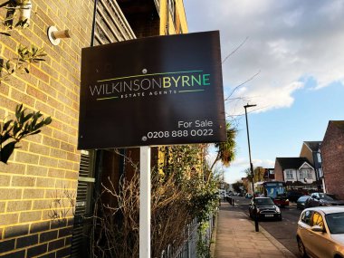 Londra, İngiltere - 2 Mart 2025: Wilkinson Byrne 'de bir emlak satışı ilanı.
