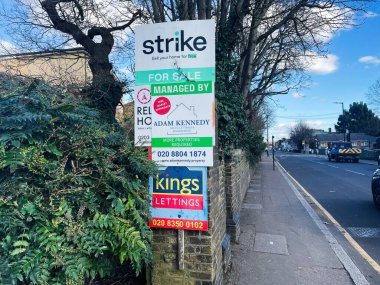 Londra, İngiltere - 02 Mart 2025: Kaldırımdaki emlak tabelası, satılık reklam malları ve ajansların tanıtımı.