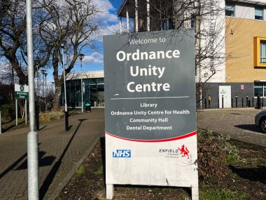 Londra, İngiltere - 02 Mart 2025: Açık tabelalı ve yakındaki kentsel çevreye sahip Mühimmat Birlik Merkezi 'nin dış görünümü