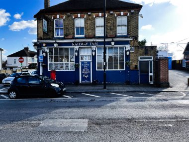 Londra, İngiltere - 02 Mart 2025: Açık mavi gökyüzü altında karşılama cephesi olan klasik bir demiryolu hanı.