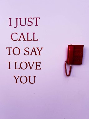 Seni sevdiğimi söylemek için aradım. Duvara monte edilmiş kırmızı bir vintage telefon içeren minimal kurulum.